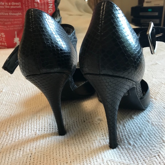 Black Leather Pumps with Buckle - size Euro 39 (US 8) - Picture 5 of 10